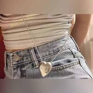 Silver Heart Pendant locket Necklace. NEW~


WEAR LIKE A CROSS BODY BAG.